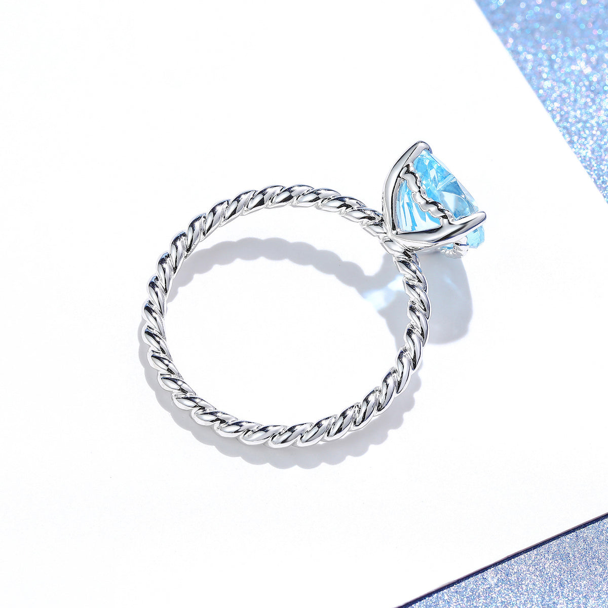 Anillo de topacio en forma de corazón