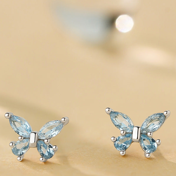 Petites boucles d’oreilles puces papillon en zircon