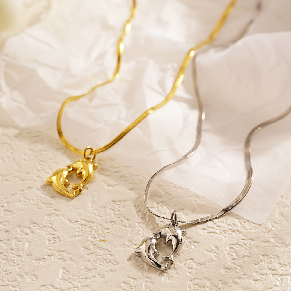 Collar de plata de ley con amor de delfín