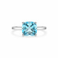 Bague solitaire en topaze bleue