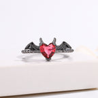 Anillo ajustable gótico rojo con ala de corazón 