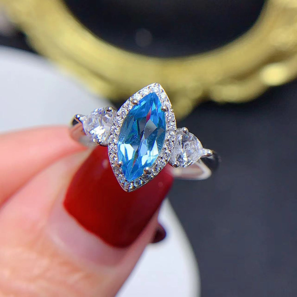 Bague réglable en topaze bleue taille marquise