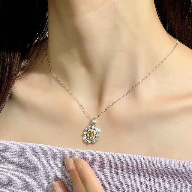 Feathers Classic Flame - Collier pendentif carré en cristal