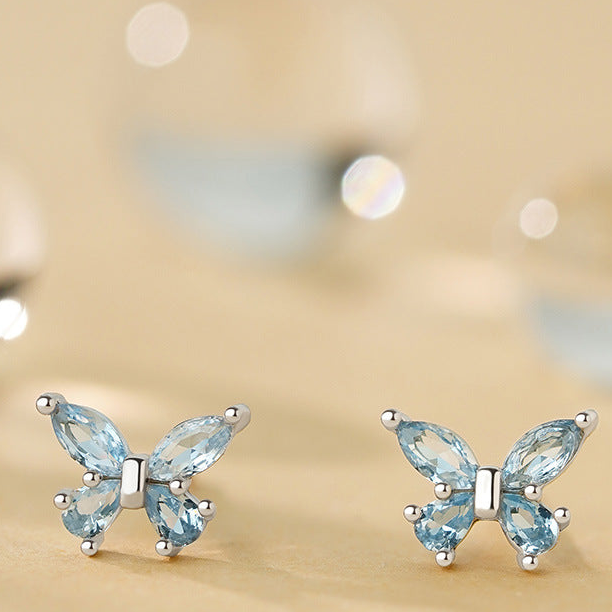 Petites boucles d’oreilles puces papillon en zircon