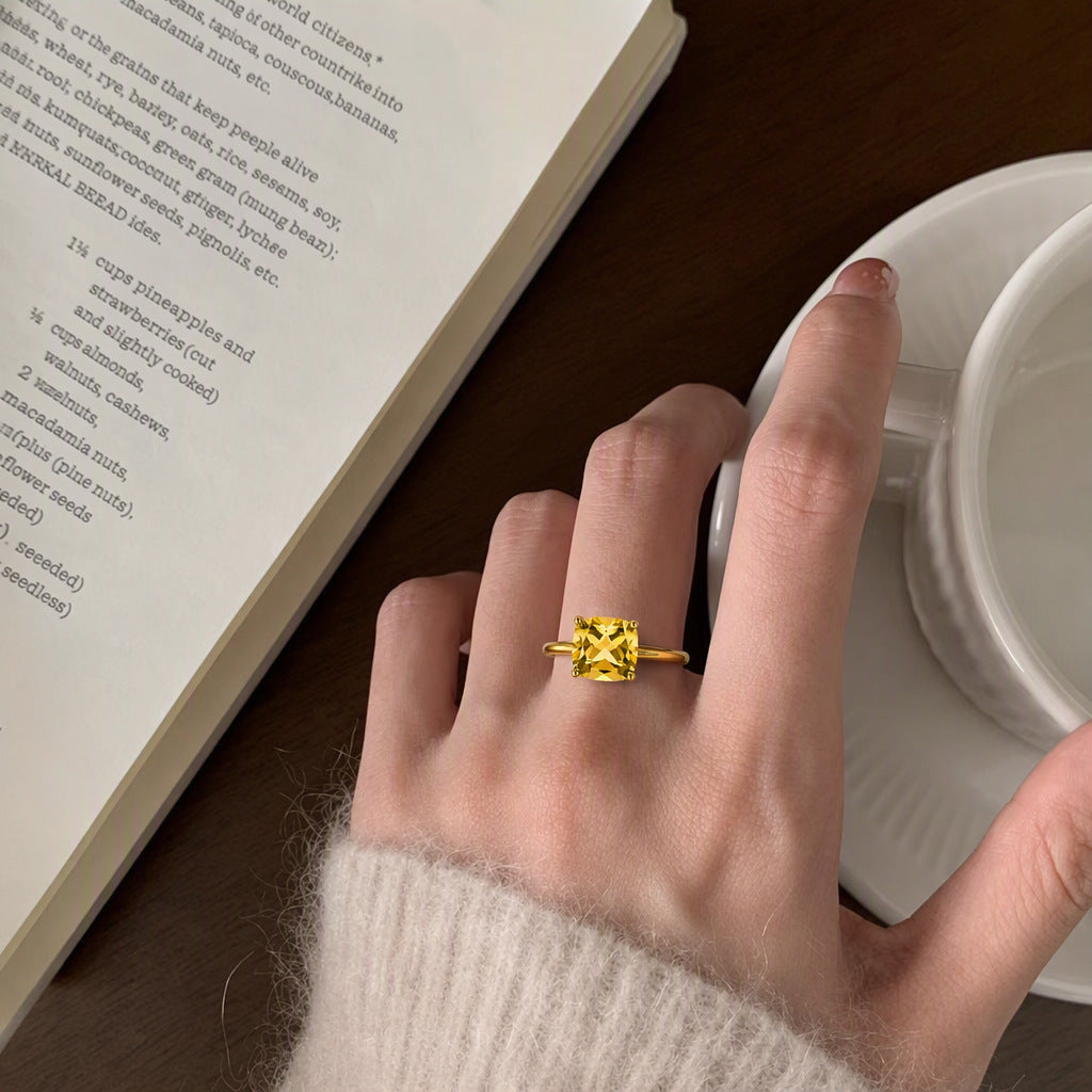 Bague solitaire en topaze bleue