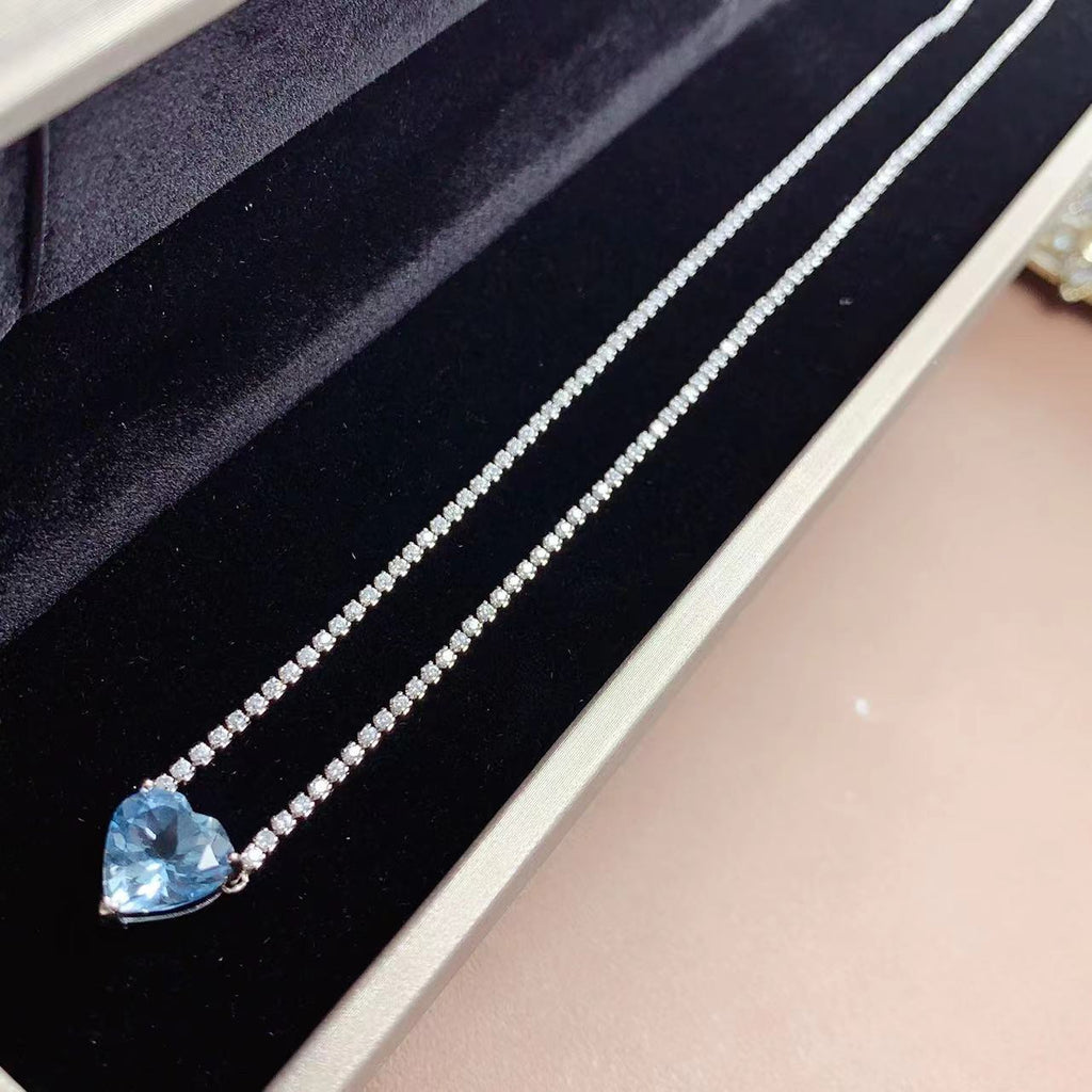 Amour romantique - Collier cœur en topaze bleue serti de pierres en pavé