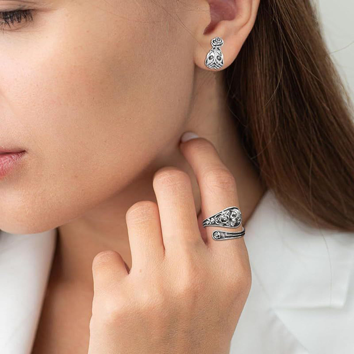 Anillo ajustable de plata de ley con rosa y calavera