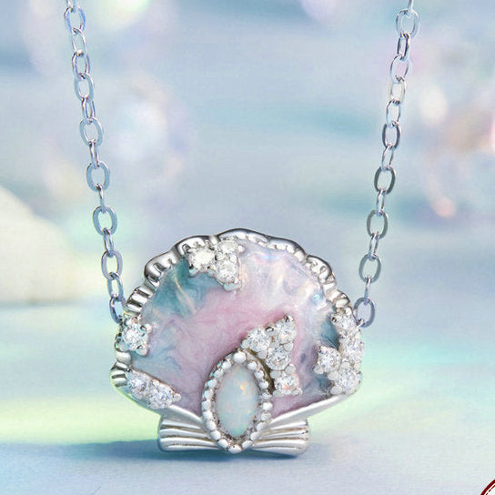 Shell-shaped pendant necklace with background
