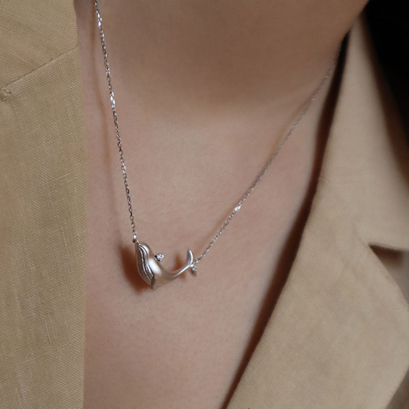 Collar de estilo ballena en plata de ley