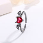 Anillo ajustable gótico rojo con ala de corazón 