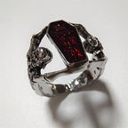 Bague cercueil avec tête de mort